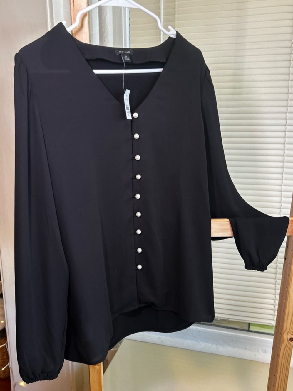 Ann Taylor Black Long Sleeve Pearl Button Front Blouse Size XS NWT